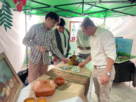 El Secretario de Cultura y Educación asistió a la Muestra Anual de Trabajos del Nivel Secundario de la Escuela Normal Superior “Dr. Hipólito Ernesto Baibiene”